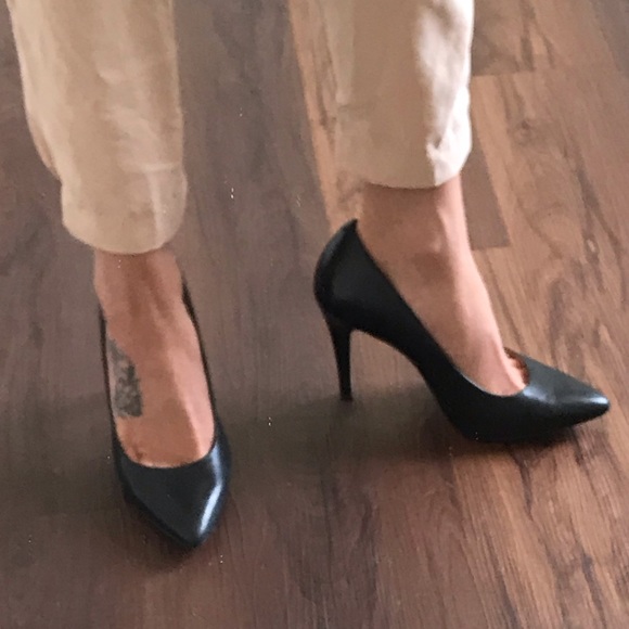 Gianni Bini Shoes - Gianni Bini black leather pointed toe heels